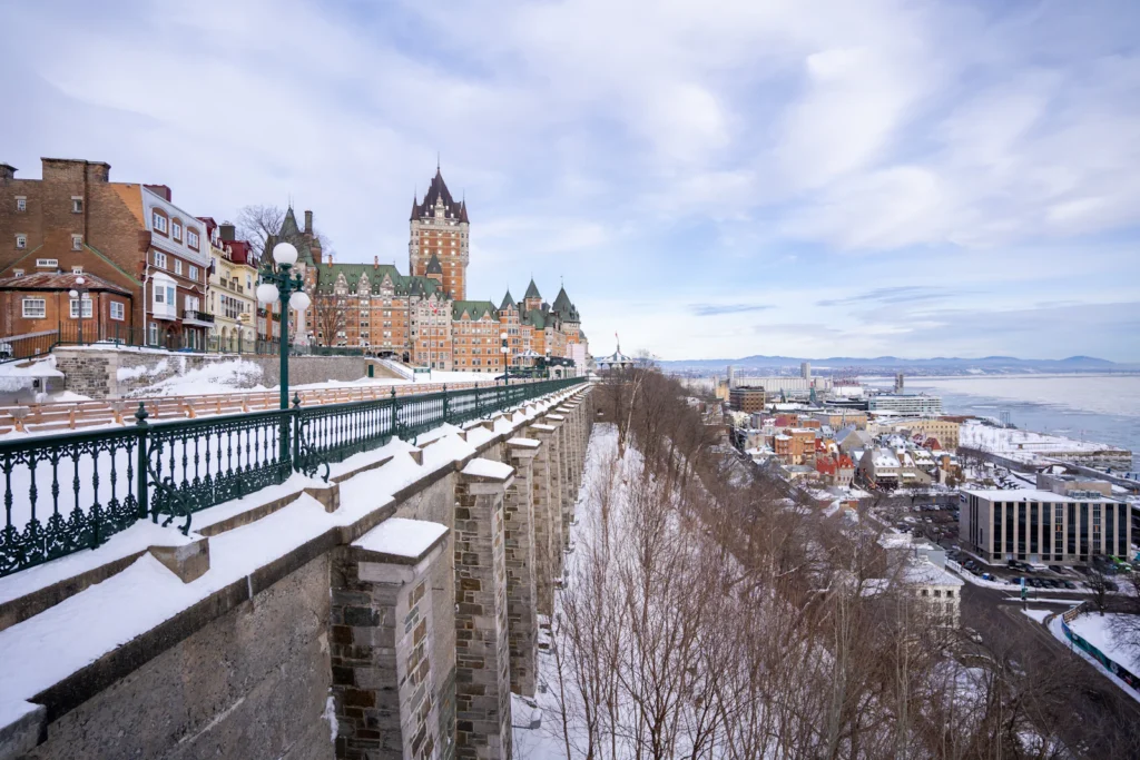 Vue hivernale du Vieux-Québec et du fleuve depuis la terrasse Dufferin